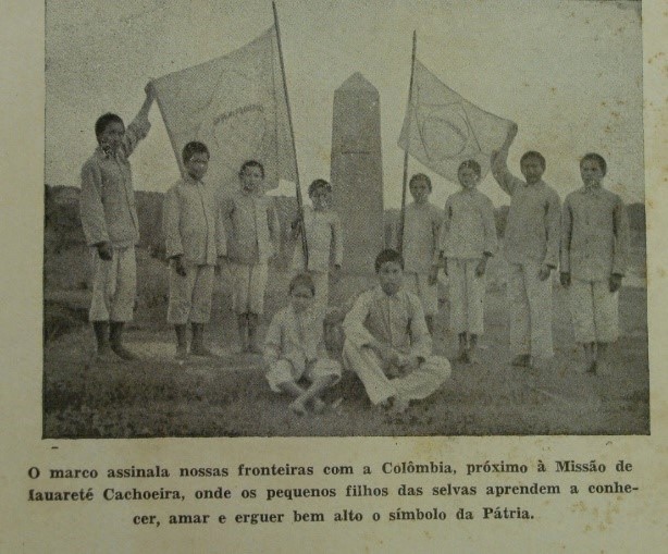 El hito que marca las fronteras con Colombia, próximo a la misión de Yavaraté, donde los pequeños hijos de las selvas aprenden a conocer, amar y erguir bien alto el símbolo de la patria.