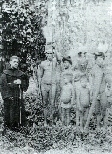 Giuseppe Iluminato Coppi quien aparece al lado de un líder Tariana acompañado de otros indígenas en 1883.