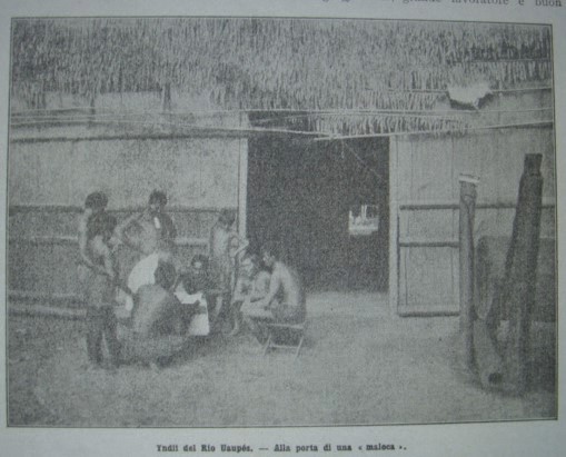 Indios del río Vaupés – a las puertas de una maloca.