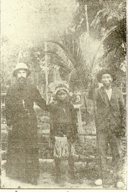 El R.P. Huberto Damoiseaux director de la misión indígena del Vaupés, el capitán Mandú y su hijo.