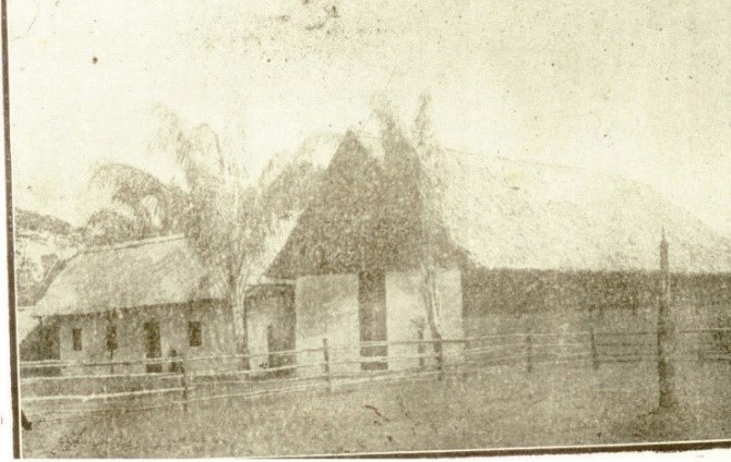 La casa y la iglesia de la misión de Montfort antes de la catástrofe. No se alcanza a ver sino la quinta parte de lo que fue presa de las llamas.