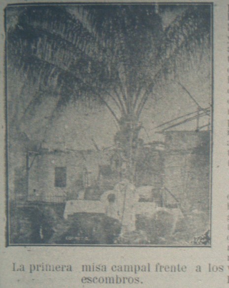 La primera misa campal frente a los escombros.