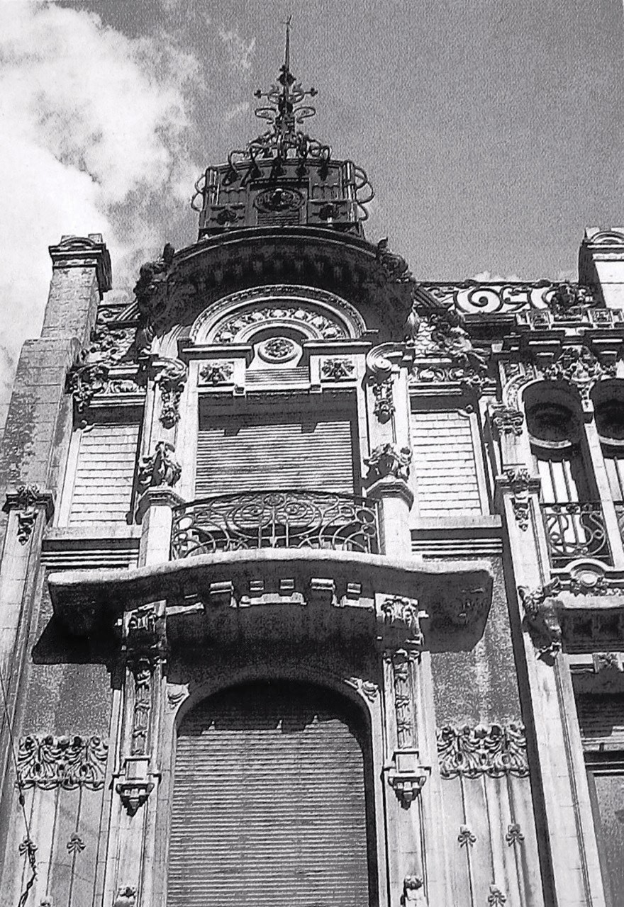 Foto da casa na Rua Suipacha n&ordm; 940, em Buenos Aires, projeto de Bernardo Milli, de 1905.