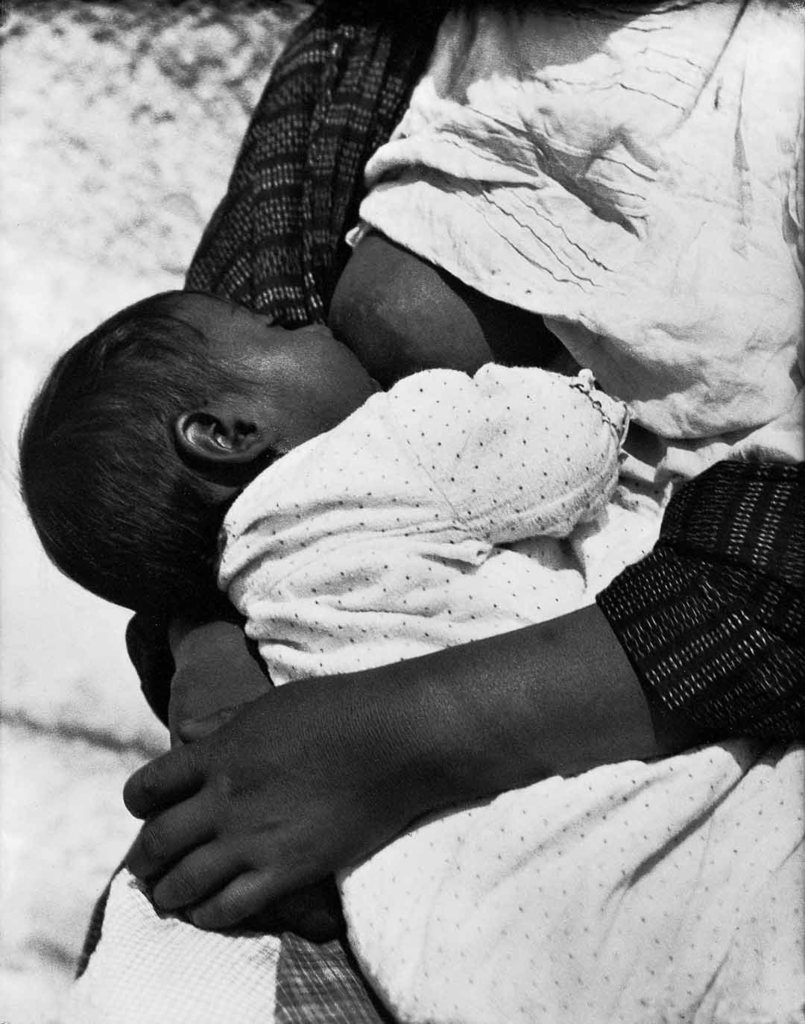 Tina Modotti. Ni&ntilde;o amament&aacute;ndose [Beb&ecirc; se amamentando], M&eacute;xico, c. 1926-27.
