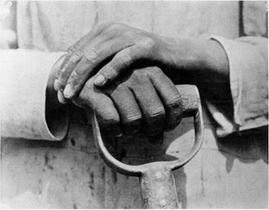 Tina Modotti. Manos sosteniendo una pala [M&atilde;os segurando uma p&aacute;], M&eacute;xico, 1926.