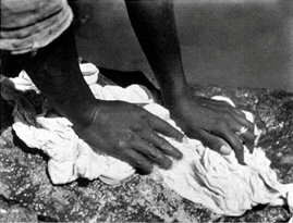 Tina Modotti. Manos de mujer lavando ropa [M&atilde;os de mulher lavando roupa], M&eacute;xico, 1926.