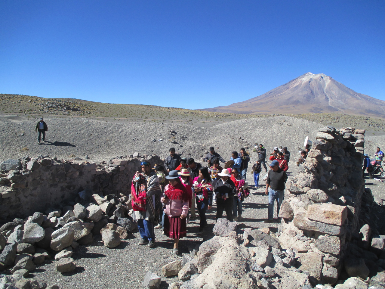 Vista de la iglesia destruida de Ojos de San Pedro. Fotografía de Carolina Odone.