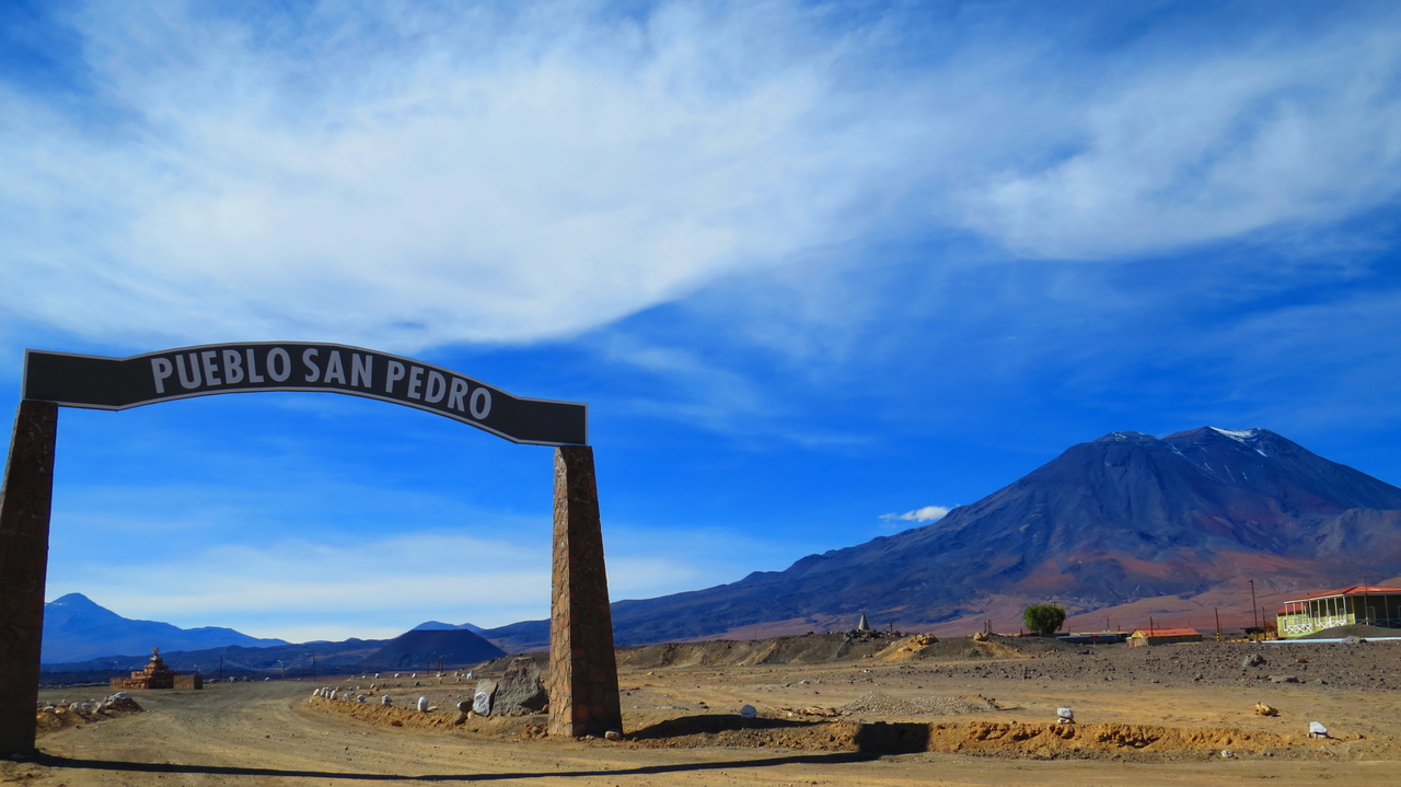 Atrás los volcanes de San Pedro y San Pablo. Fotografía de Carolina Odone.