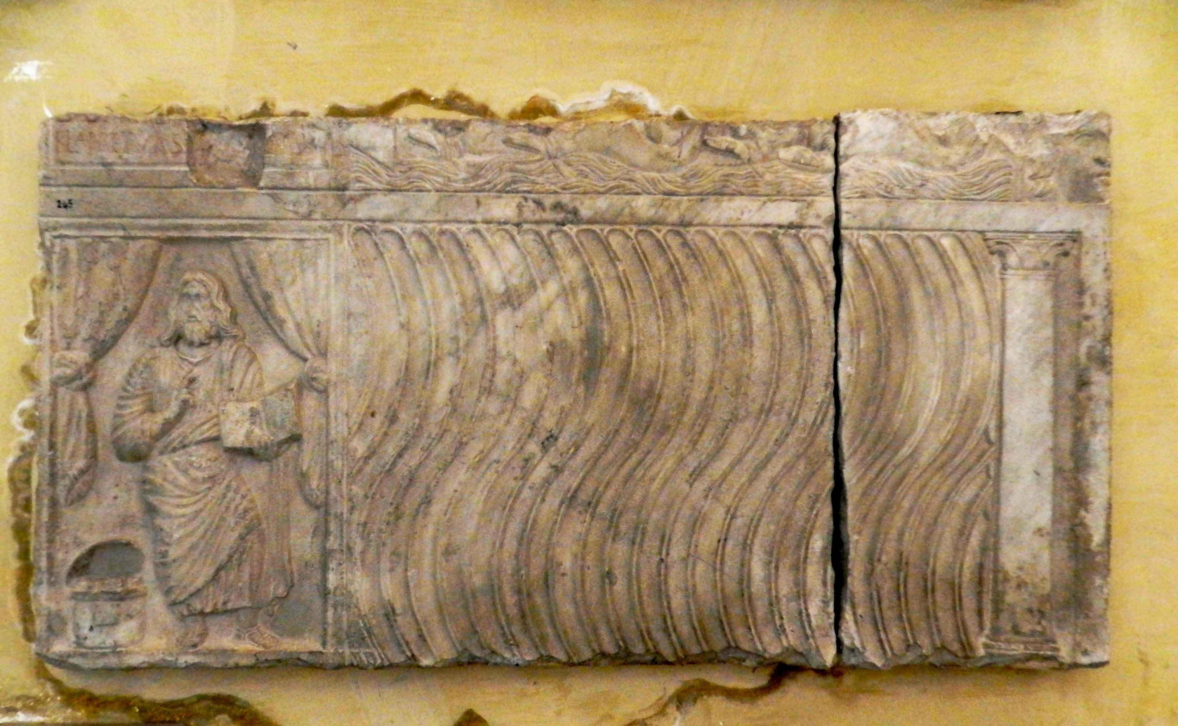 Lastra funerária fixada na escadaria do complexo da Basílica de Sant’Agnese fuori le mura – fins do século IV ou início do V – Roma. Foto realizada e cedida pelos padres da basílica.