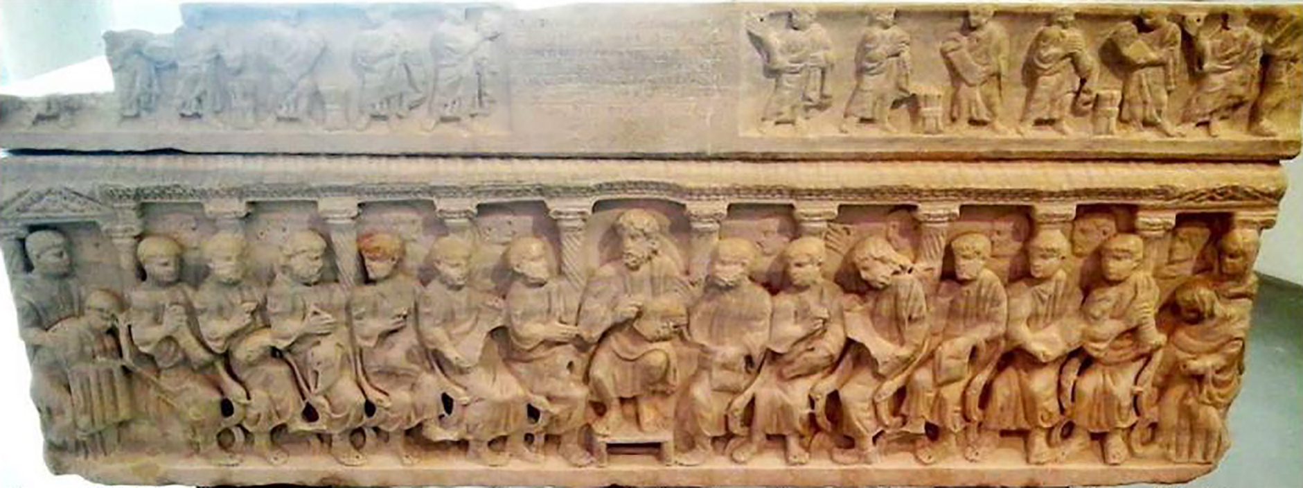 Sarcófago de Concordius com Cristo e o Colégio Apostólico – mármore – fins do século IV – Museu de Arles Antiga. Foto própria.