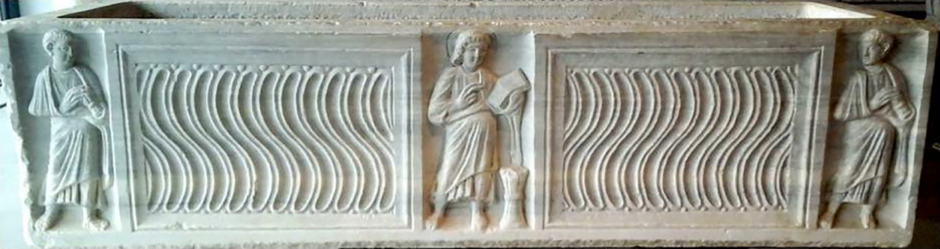 Sarcófago estrigilado dito “de São Honorato” – Cristo com códice e feixe de rolos – final do séc. IV – Museu de Arles. Foto própria.