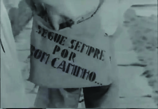 Imagem 1 – Carlitos carregando a bolsa com a inscrio “segue sempre por bom caminho”. Fotograma de Aniki-bb, 1942 Picture 1 - Carlitos carrying the bag with the inscription “always follows on  a good path”. Frame of Aniki-bb, 1942.