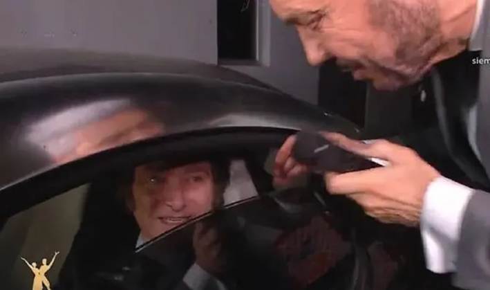 Javier Milei y Marcelo Tinelli en el estacionamiento de América TV