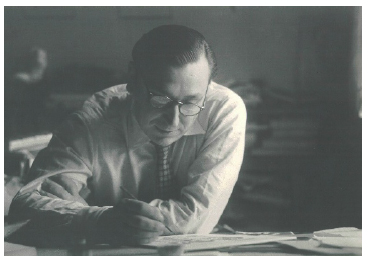 Gori Muñoz em sua mesa de trabalho. 1948-1950.