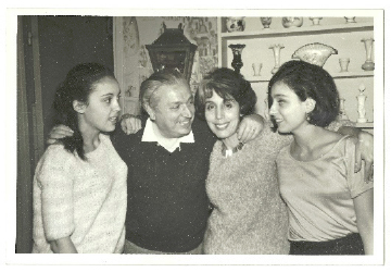 “Los cuatro”. Carmen Muñoz-Bernand, Gori Muñoz, Mari-Carmen García Antón e María Antonia Muñoz-Malajovich na casa de Buenos Aires, 1962.