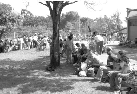 Gente en la Plaza Minorista de Medellín