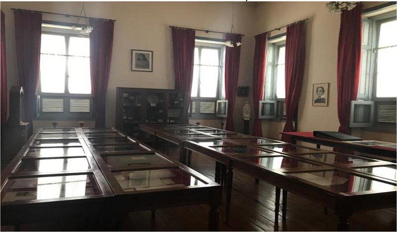 Fotografia da “Sala-Museu” que contém o arquivo de documentos da Escola Doméstica de Nossa Senhora do Amparo