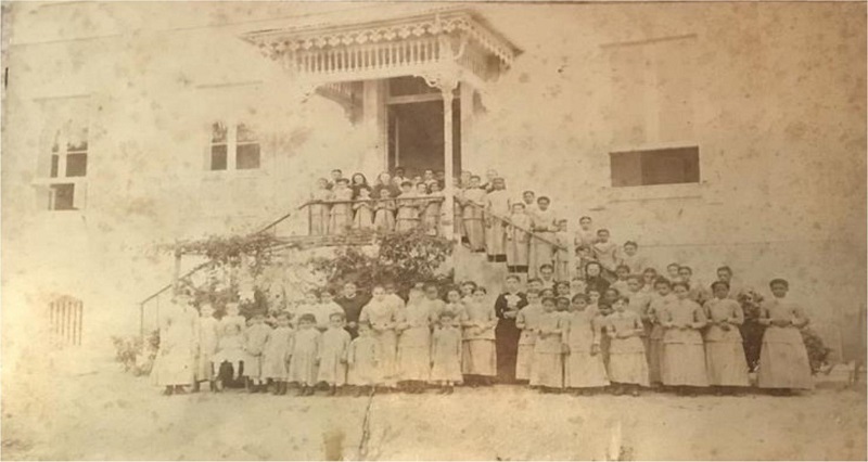 Fotografia das alunas da Escola Doméstica de Nossa Senhora do Amparo com o uniforme usado no final da década de 1870