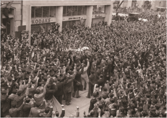 Multitud frente al edificio Agustín Nieto Caballero, donde fue asesinado Jorge Eliécer Gaitán el 9 de abril de 1948.