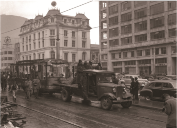 Remolcan por la Avenida Jiménez uno de los tranvías destruidos.