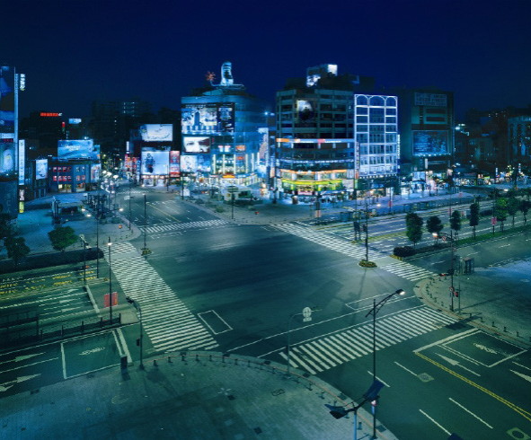 Yuan Goang-Ming, City Disqualified-Ximen District at Night, 2002, fotograf�a digital, 255 � 320 cm (cortes�a de Tina Keng Gallery).
