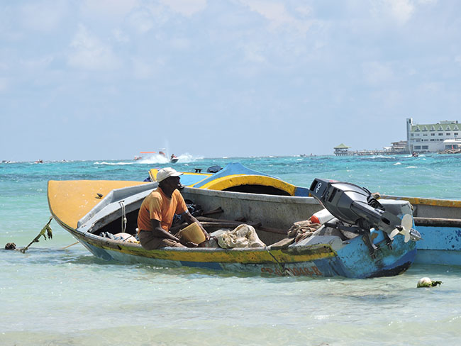 Marvin James, pescador y uno de los fundadores de la cooperativa Roos Carlos Barker. La foto fue tomada mientras desembarcaba en la playa de la cooperativa, hoy Coopesbi.[2]