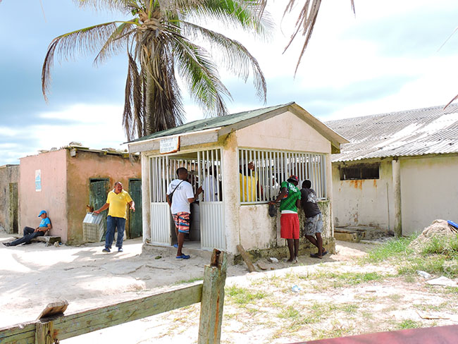 Vista a la cooperativa del lado de la playa. Se observa el cuarto de pesaje y venta de pescado.