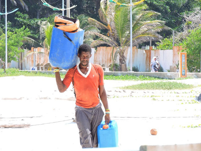 Castilo Bryan es uno de los manahuares de la cooperativa Coopesbi. La foto fue tomada mientras ayudaba a descargar insumos de un bote recién llegado de faena.