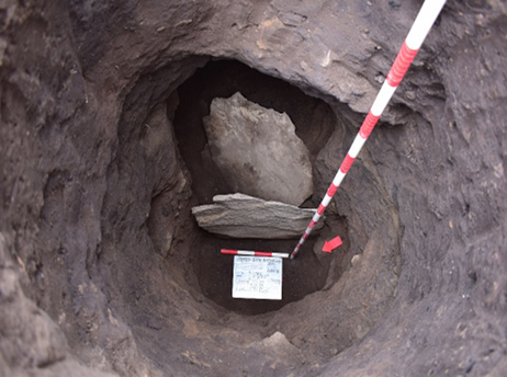 Laja de entrada, sitio 137, corte 7, tumba 1