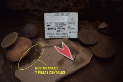 Laja de piso, sitio 137, corte 2, tumba 3