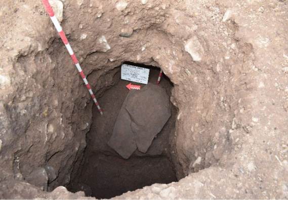 Laja de entrada simblica, sitio 136, corte 7, tumba 1, cmara 1