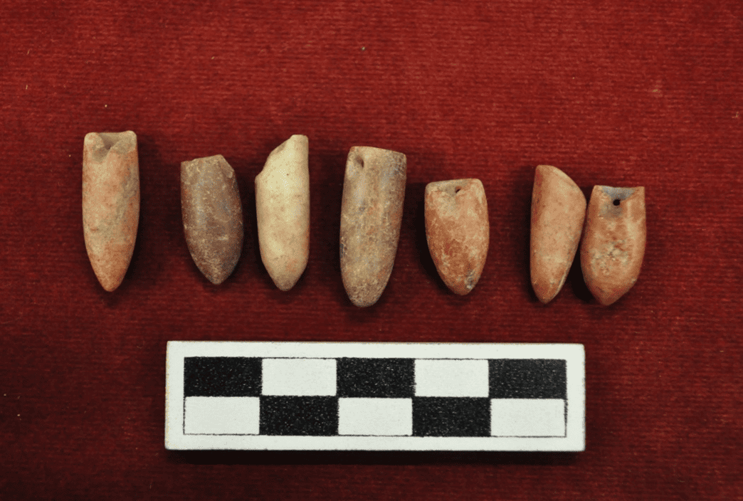 Cuentas elaboradas en cuarzo rojo, colecci�n Oeding, Museo Mapuka