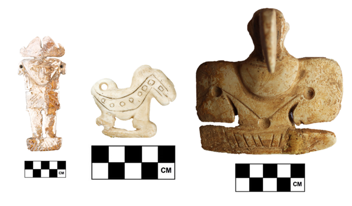 Dari�n y remate de bast�n representando un jaguar, Colecci�n Museo del Oro. Pectoral o colgante en forma de ave con alas desplegadas, encontrado en Ovejas, Sucre, colecci�n Privada