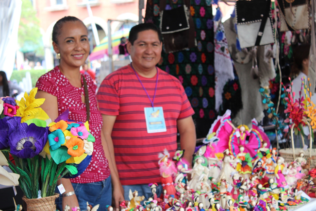 Se�ora Mary y Se�or Felipe en una exposici�n artesanal en Zapopan, Jalisco