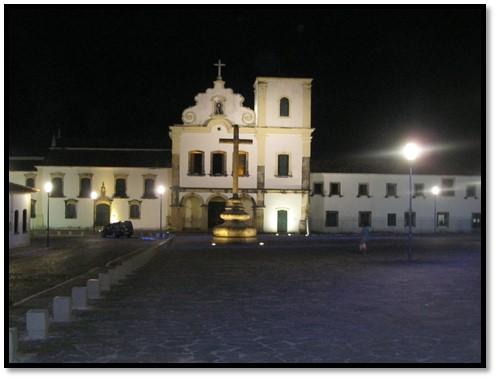 Figura 2 – Visão Noturna da Praça São Francisco com o Cruzeiro e Convento Franciscano