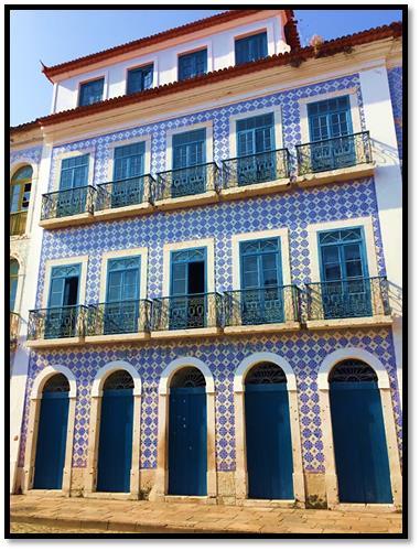 Figura 3 - Fachada de Casarão localizado na Rua Portugal com detalhes em azulejo português e mirante