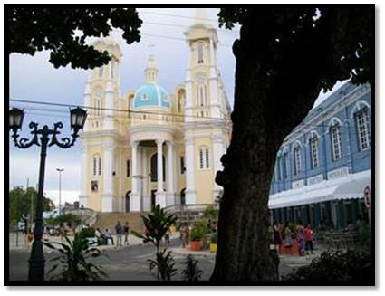 Figura 4 - Praça D. Eduardo, com o bar Vesúvio a esquerda e a Catedral de São Sebastião ao fundo. Ilhéus-BA