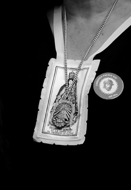 Escapulario y medalla utilizados en la actualidad por una de las
							&ldquo;esclavas lauretanas&rdquo;, San Miguel de Allende, Guanajuato.
