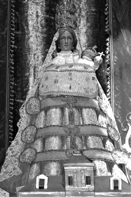Escultura de la virgen de Loreto (ca. 1737),
							escultura de bastidor, talla italiana, santa Casa de Loreto, San Miguel
							de Allende, Guanajuato.
