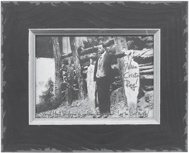 Miguel Pro ante el pelot&oacute;n, 23 de noviembre de 1927. Postal. Fuente: Archivo Hist&oacute;rico del Arzobispado de M&eacute;xico.