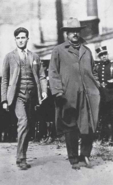 Luis Segura Vilchis y Roberto Cruz se encaminan al pared&oacute;n, 23 de noviembre de 1927. Fuente: Archivo Carso.