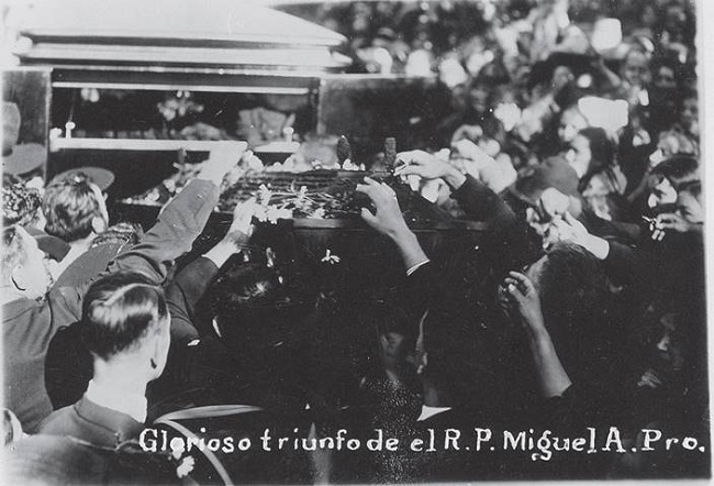 Procesi&oacute;n f&uacute;nebre del Padre Pro. Fuente: Archivo Hist&oacute;rico del Arzobispado de M&eacute;xico.