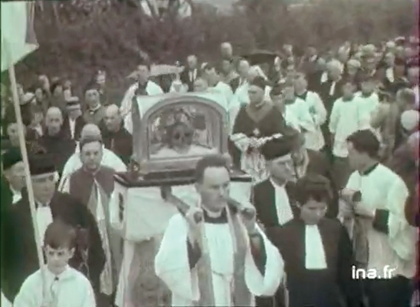 Treguier: Pardon de Saint Yves. Captura de pantalla. Fuente:
								Office national de radiodiffusion t.l.vision fran.aise, “Treguier:
								Pardon de Saint Yves”, Bretagne actualit.s, 20 de mayo de 1964