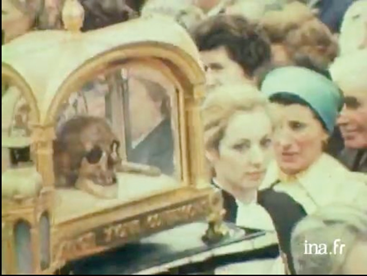 Captura de pantalla del video “Le pardon de saint Yves .
								Tr.guier”. Fuente: Office national de radiodiffusion t.l.vision
								fran.aise, “Le pardon de Saint Yves a Tr.guier”, Bretagne
								actualit.s, 19 de mayo de 1964. 1 minuto 17 segundos