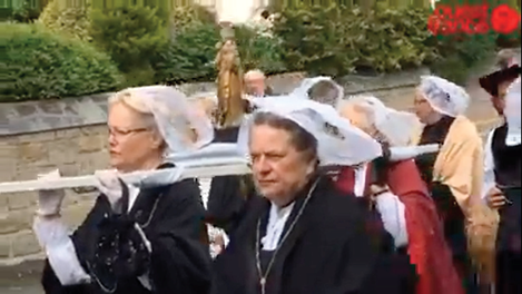 Captura de pantalla del video “Le pardon de Saint Yves, .
								Tr.guier”. Fuente: “Le pardon de Saint Yves, . Treguier”, Ouest
								France, 22 de mayo de 2016