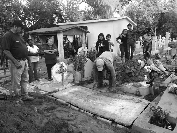 En la comunidad de San Miguel, Felipe es reintegrado a su tierra en el pante&oacute;n comunitario, gracias a un ritual funerario apoyado econ&oacute;micamente por las buscadoras y los vecinos. Archivo propio, 2018.