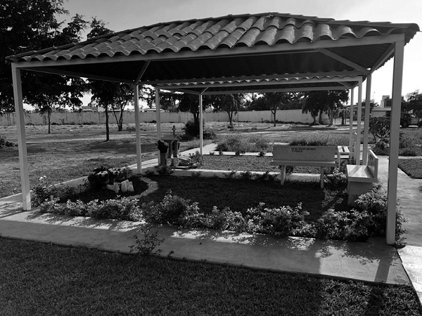 A tan s&oacute;lo 20 metros de las fosas de los no identificados, y separadas por un muro, se encuentran estas construcciones en donde reposan los cuerpos privilegiados del pante&oacute;n.