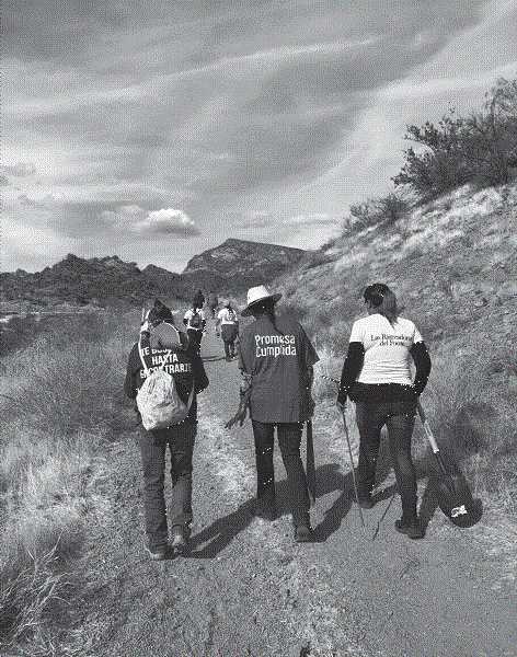 Mi&eacute;rcoles y domingo de cada semana las buscadoras salen a recorrer predios para encontrar a sus tesoros, incluso aquellas que ya han encontrado a los suyos acompa&ntilde;an estas jornadas con una camiseta verde que dice &ldquo;Promesa Cumplida&rdquo;. Archivo propio, 2018.