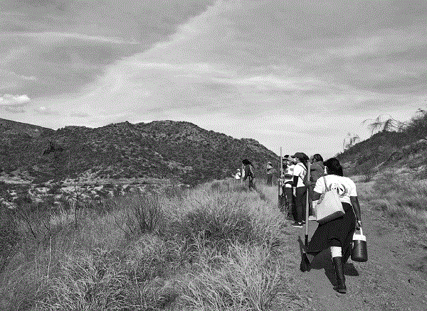 La b&uacute;squeda de fosas conduce generalmente a paisajes agrestes en donde las buscadoras despliegan todos sus saberes sensoriales para encontrar los enterramientos clandestinos. Archivo propio, 2017.