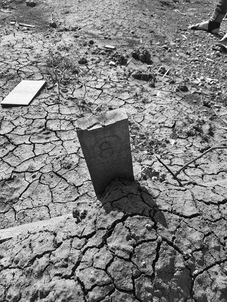 Despu&eacute;s de un periodo de lluvias intensas, las fosas comunes sufrieron de inundaciones que dificultan identificar su ubicaci&oacute;n. Jardines del Bosque, Ahome, Sinaloa. Archivo propio, 2018
